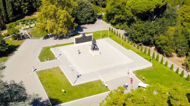 Yalta, Kırım - 10 Eylül 2020: Yalta 'daki 3. Alexander Anıtı - İmparator anıtı, 2017 yılında Yalta' daki Livadia Sarayı 'nın arazisinde açıldı.  