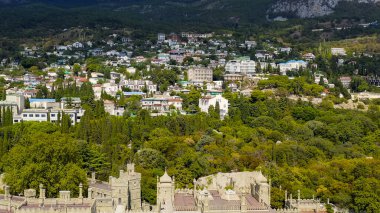 Alupka, Kırım - 8 Eylül 2020 Vorontsov Sarayı. İyi korunmuş salonları ve 40 hektarlık manzaralı parkı olan 19. yüzyıl Gotik malikanesi. Saray 1828 'den 1848' e kadar inşa edildi.  