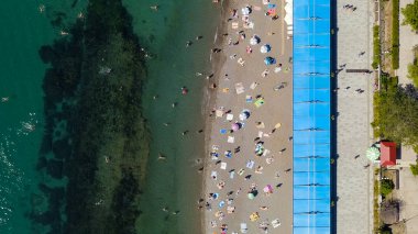 Sudak, Kırım - 15 Eylül 2020 Sudak seti. Plajları ve insanları olan Karadeniz kıyıları, Aerial View, Kafası Yukarda  