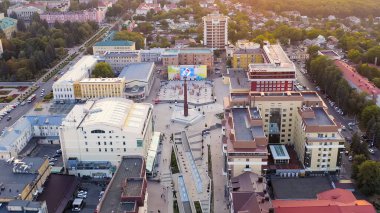 Stavropol, Rusya - 17 Eylül 2020: Haç Şehri Koruyucu Meleği. Alexandrovskaya Meydanı. Gün batımı, Hava Görünümü  