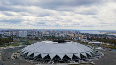Samara, Rusya - 20 Eylül 2020 Samara Arena Stadyumu. Sonbahar bulutları, Hava Görünümü  