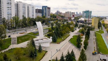 Samara, Rusya - 20 Eylül 2020: Stella Rook. Volga Nehri 'nin kıyısında, Aerial View  