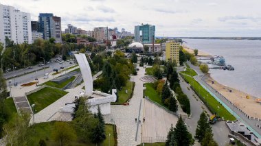Samara, Rusya - 20 Eylül 2020: Stella Rook. Volga Nehri 'nin kıyısında, Aerial View  