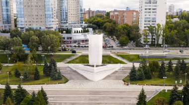 Samara, Rusya - 20 Eylül 2020: Stella Rook. Volga Nehri 'nin kıyısında, Aerial View  