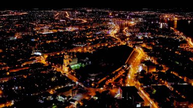 Astrakhan, Rusya. Astrakhan Kremlin 'in çan kulesi. Astrakhan Kremlin 16. yüzyılda yapılmış beyaz taş bir kaledir. Gece, Hava Görüntüsü  