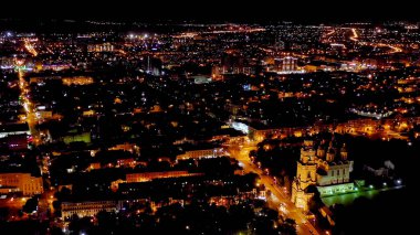 Astrakhan, Rusya. Astrakhan Kremlin 'in çan kulesi. Astrakhan Kremlin 16. yüzyılda yapılmış beyaz taş bir kaledir. Gece, Hava Görüntüsü  