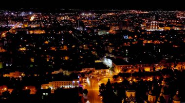 Astrakhan, Rusya. Astrakhan Kremlin 'in çan kulesi. Astrakhan Kremlin 16. yüzyılda yapılmış beyaz taş bir kaledir. Gece, Hava Görüntüsü  