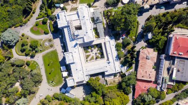 Livadia, Kırım. Livadia Sarayı - Kırım 'ın Yalta bölgesindeki Livadia köyünde Karadeniz kıyısında yer alır. Yazı İngilizce 'ye çevrildi - Livadia Sarayı 1911-2020, Havadan Bakış  