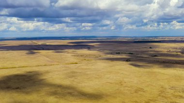 - Rusya. Sonbahar tarlalarında sağanak yağmurlu bulutlar. Steppe, Hava Görünümü  