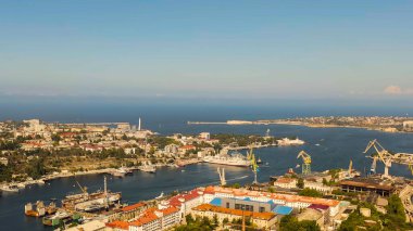 Sivastopol, Kırım. Yazın güneşli havalarda Sivastopol koyları. Gemiler, Hava Görüntüsü  