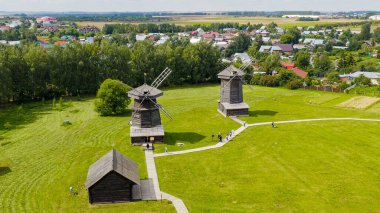 Suzdal, Rusya. Uçuş. 18.-19. yüzyılın ahşap yel değirmenleri, Aerial View  