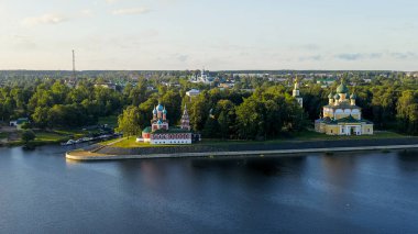 Uglich, Rusya. Havadan çirkin bir şehir, Uglich Kremlin, şehrin ana ilgi odağı. Sabahın erken saatlerinde, Hava Görüntüsü  