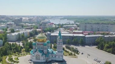 Dolly zoom. Kutsal Bakire Meryem 'in Varsayımının Katedrali, şehrin panoramik manzarası. Omsk, Rusya