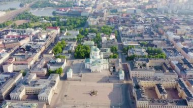 Dolly zoom. Helsinki, Finlandiya. Şehir merkezinin hava manzarası. Helsinki Katedrali. Senato karesi