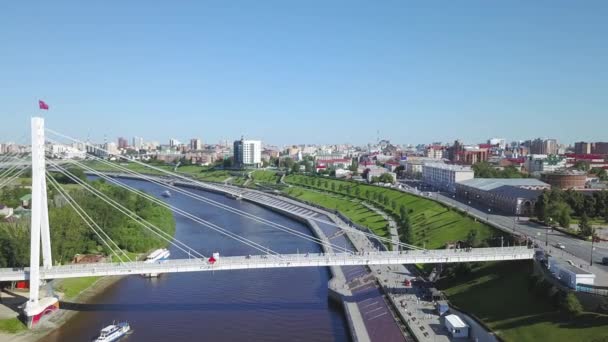 Dolly zoom. Stadt Tjumen, Ufer des Flusses Tura, Brücke der Liebenden. Russland, Tjumen — Stockvideo