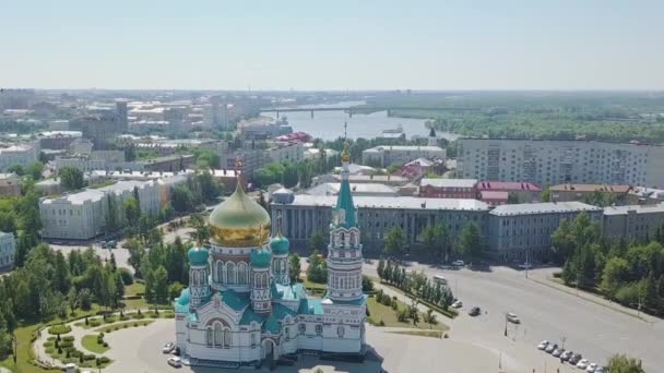 Dolly zoomen. De kathedraal van de Hemelvaart van de Heilige Maagd Maria, panoramisch uitzicht op de stad. Omsk, Rusland — Stockvideo