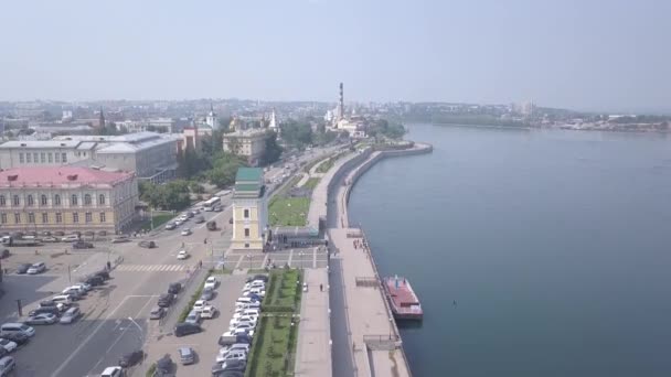 Rusia, Irkutsk. Puerta de Moscú. Monumento en el terraplén del río Angara. 4K — Vídeo de stock