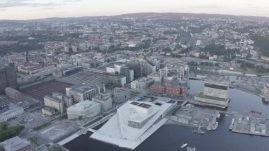Oslo, Norveç. Oslo Opera Binası. Opera Oslo. Kasabayı gören bir manzara. 4K