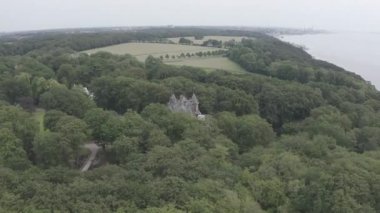 İsveç. Öresund Boğazı 'nın kıyısında bir kale. Sofieru. 4K