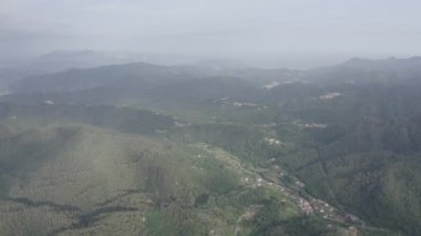 İtalya. Orman, dağlarla ve villalarla kaplıydı. Liguria Bölgesi 'ndeki Pignone bölgesi, La Spezia ili' ne bağlı. 4K