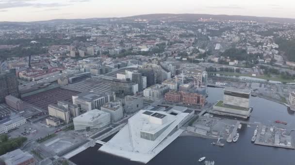 Oslo, Noruega. Ópera de Oslo. Operahuset Oslo. Vista com vista para a cidade. 4K — Vídeo de Stock