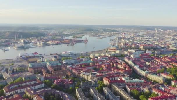 Göteborg, Svédország. Kilátás a városra és a Goeta Elv folyóra hajókkal. Napnyugta. 4K — Stock videók