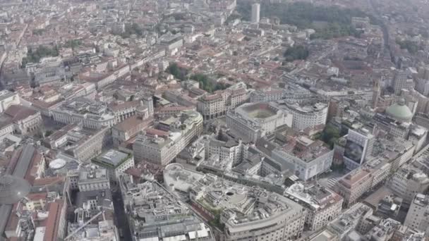 Milán, Itálie. Střechy vzdušného výhledu na město. Zataženo. 4K — Stock video