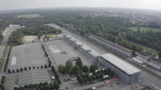 Monza, Itália. Autodromo Nazionale Monza é uma pista de corrida perto da cidade de Monza, na Itália, ao norte de Milão. Local do Grande Prémio de Fórmula 1. Do ar. 4K — Vídeo de Stock