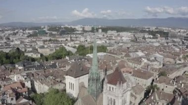 Cenevre, İsviçre. Şehrin üzerinde uçuş. Cenevre Katedrali. 4K