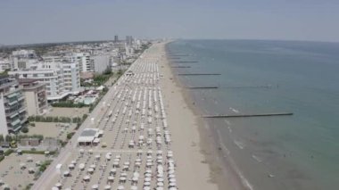 İtalya, Jesolo. Lido di Jesolo ya da Jesolo Lido, Venedik 'in Jesolo şehrinin plaj bölgesi. 4K