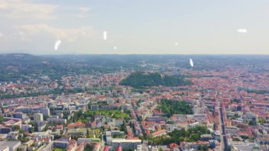 Graz, Avusturya. Tarihi şehir merkezi hava manzarası. Schlossberg Dağı (Castle Hill). 4K