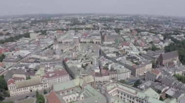 Krakow, Polonya. Ana Meydan. 13. yüzyılın büyük şehir meydanı. Tarihi merkezin manzarası. 4K