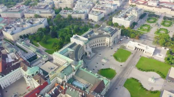 Відень, Австрія. Hofburg Palace (нім.) Принц Євген - статуя вершника. Переліт через Відень. 4K — стокове відео