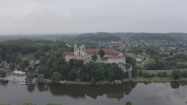 Cracovie, Pologne. Abbaye bénédictine (Tynets) sur la Vistule. Le monastère bénédictin a été fondé en 1044. 4K — Video