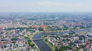 Krakow, Polonya. Wawel Kalesi. Vistula Nehri 'ndeki gemiler. Tarihi merkezin manzarası. 4K
