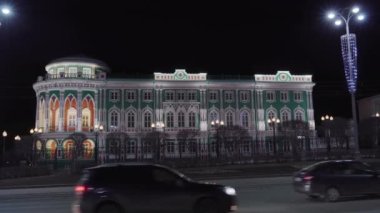 Yekaterinburg, Rusya. Sevastyanov ve şehrin merkezi caddesi Lenin Prospect 'tir. Baharın başında gece şehri. 4K