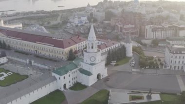 Kazan, Rusya. Sabahın erken saatlerinde Kazan Kremlin 'in hava görüntüsü. Spasskaya Kulesi. 4K