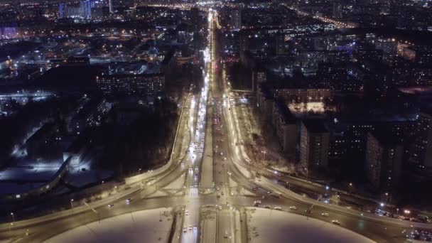 Ekaterinburg, Rusya. Şekil halkalarındaki kavşaklar. Geceleyin kavşak. Aktif trafik. 4K — Stok video