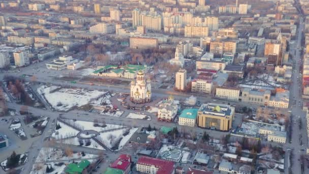 Jekaterynburg, Rosja. Do centrum miasta. Jedną z głównych atrakcji - Katedra Krwi. Wczesną wiosną. Czas na zachód słońca. 4K — Wideo stockowe