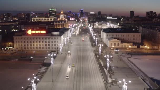 叶卡捷琳堡 俄罗斯 2020年3月23日 飞越主要街道 市政厅 城市的中心街道是列宁大道 早春的夜城 超声波 — 图库视频影像