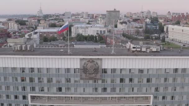 Perm, Rusia. Penerbangan di atas Park City Esplanade dan bangunan Administrasi Wilayah Perm. 4K — Stok Video