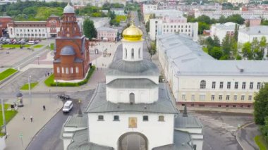 Rusya, Vladimir. Şehrin üzerinde uçuş. Şehrin en önemli eğlencelerinden biri Altın Kapı 'dır. 4K