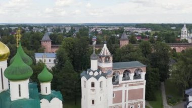 Suzdal, Rusya. Uçuş. Aziz Euthymius 'un Kurtarıcı Manastırı. Spaso-Evfimiev Manastırı 'ndaki Tanrı' nın Dönüşümü Katedrali. Çan kulesi. 4K