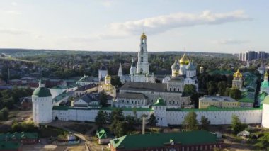 Sergiev Posad, Rusya. Trinity-Sergius Lavra, Rus Ortodoks Kilisesi 'nin en büyük erkek manastırıdır. Sergiev Posad şehrinin merkezinde yer almaktadır. Gün batımı ışığı. 4K