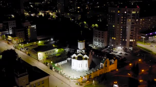 ロシアのイヴァノヴォ。イヴァノヴォ市内中心部への夜間飛行。生命を与える三位一体の神殿。4K — ストック動画
