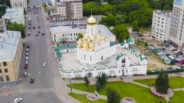 Ivanovo, Rusia. Vuelo sobre el centro de la ciudad. Templo de la Trinidad Dadora de Vida. 4K — Vídeo de stock