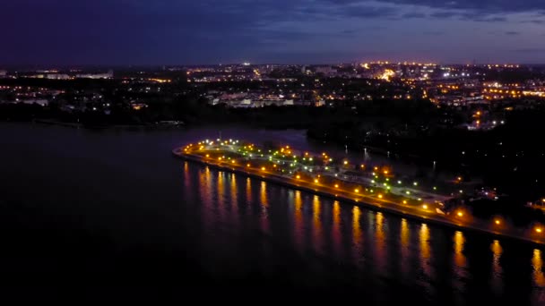 俄罗斯Yaroslavl 。斯特雷卡（吐口水），科托罗塞尔流入伏尔加河。日落后的城市灯光，黄昏。4K — 图库视频影像