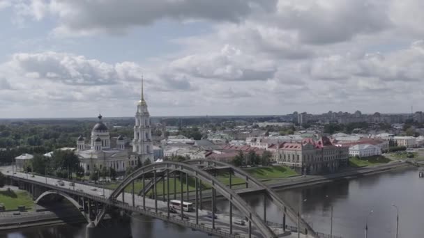 俄罗斯雷宾斯克。列宾斯克桥和列宾斯克市的Spaso-Transfiguration大教堂（主的变形大教堂） 。4K — 图库视频影像