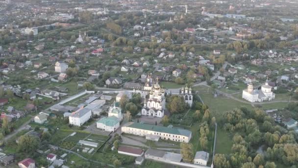 Pereslavl-Zalessky, Rússia. Mosteiro de São Nicolau Pereslavsky. Convento. À luz do pôr-do-sol. 4K — Vídeo de Stock