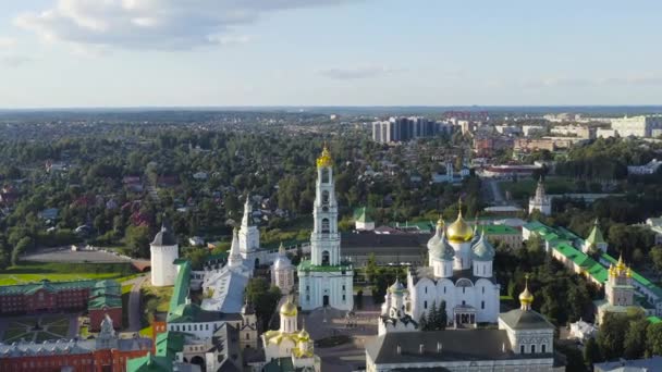 Sergiev Posad, Ryssland. Trinity-Sergius Lavra är det största manliga klostret i den rysk-ortodoxa kyrkan med en lång historia. Beläget i centrum av staden Sergiev Posad. Solnedgångsljus. 4K — Stockvideo